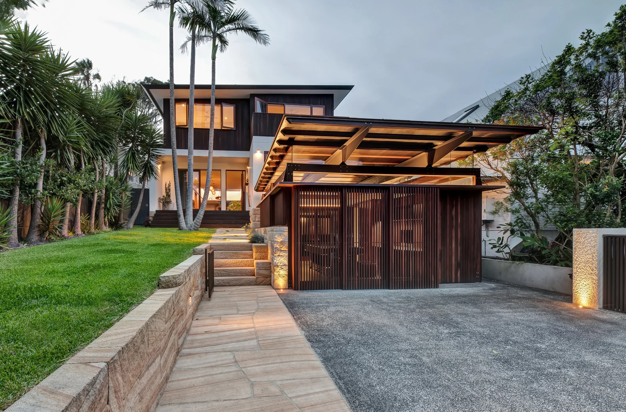 Exterior of a property in Avalon Beach, Sydney designed by Northern Rivers architects Markham Lee.