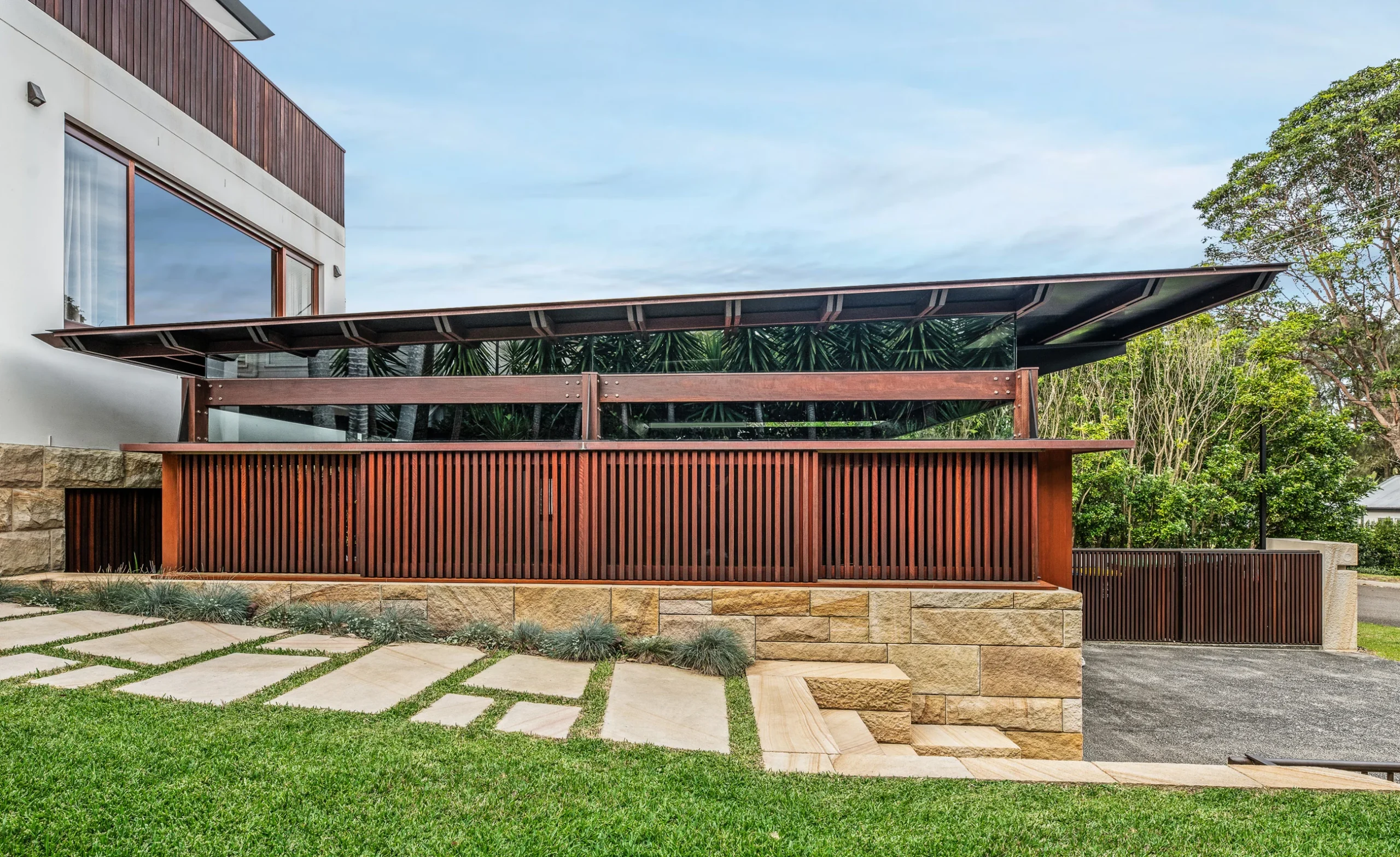 Exterior of a property in Avalon Beach, Sydney designed by Northern Rivers architects Markham Lee.