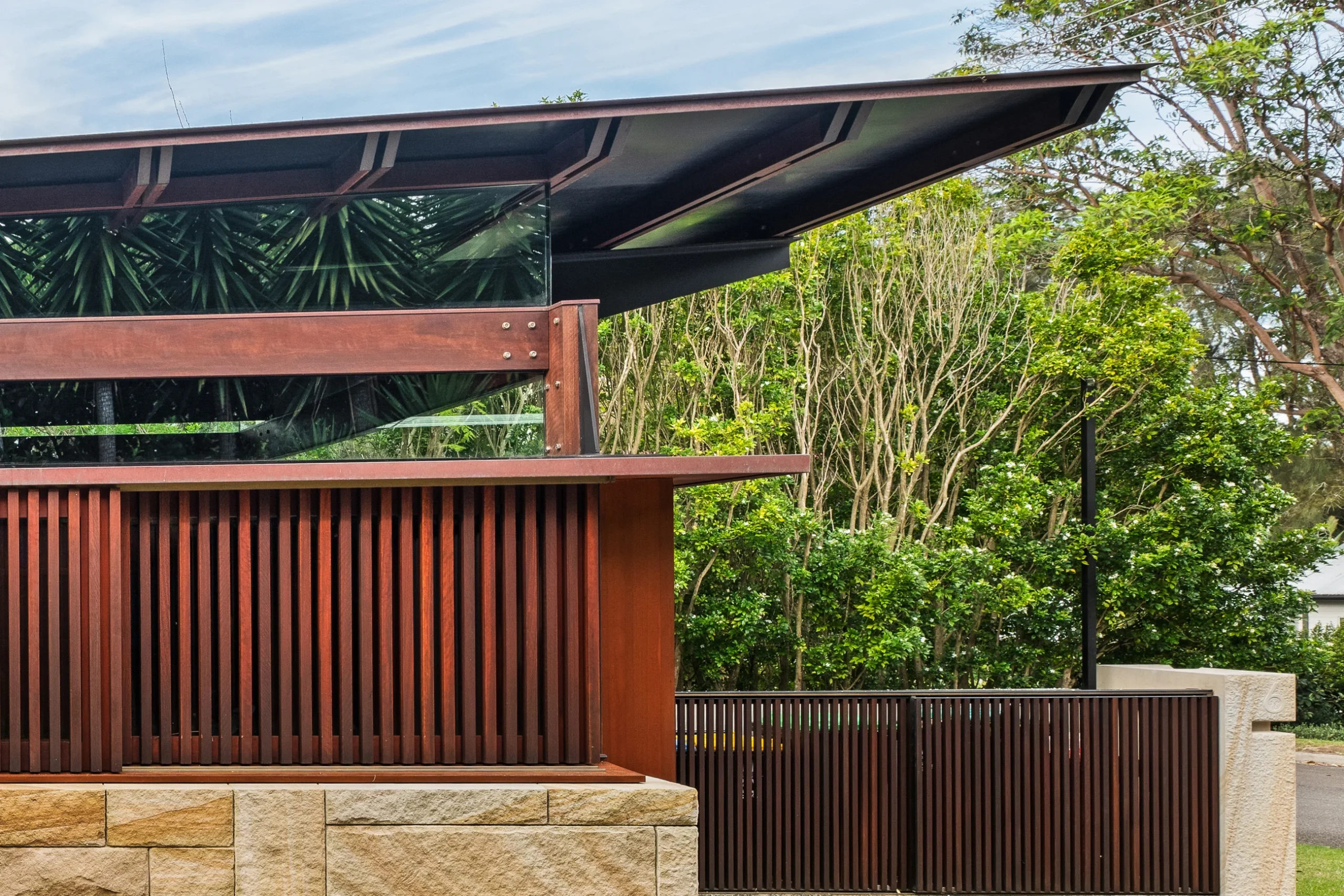 Exterior of a property in Avalon Beach, Sydney designed by Northern Rivers architects Markham Lee.