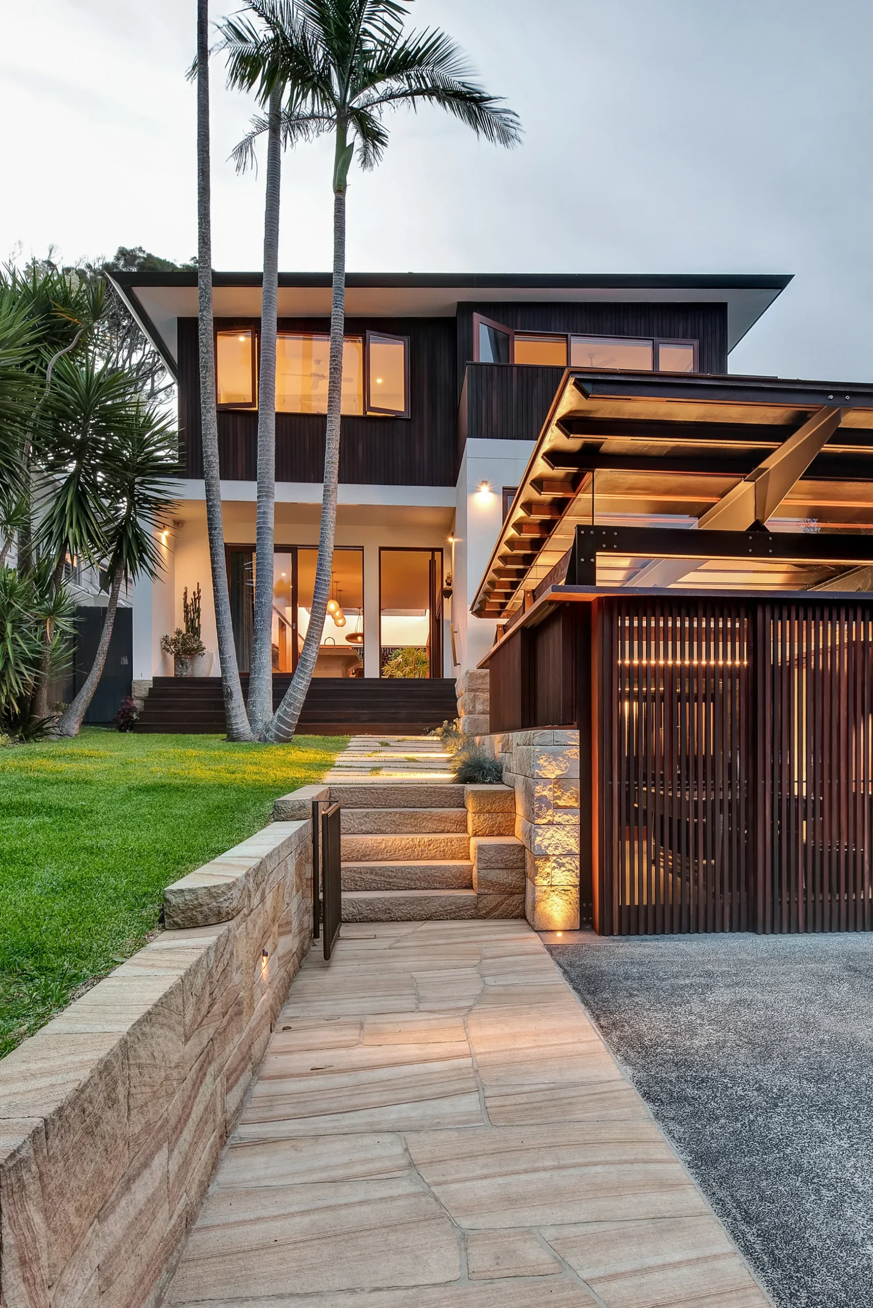 Exterior of a property in Avalon Beach, Sydney designed by Northern Rivers architects Markham Lee.