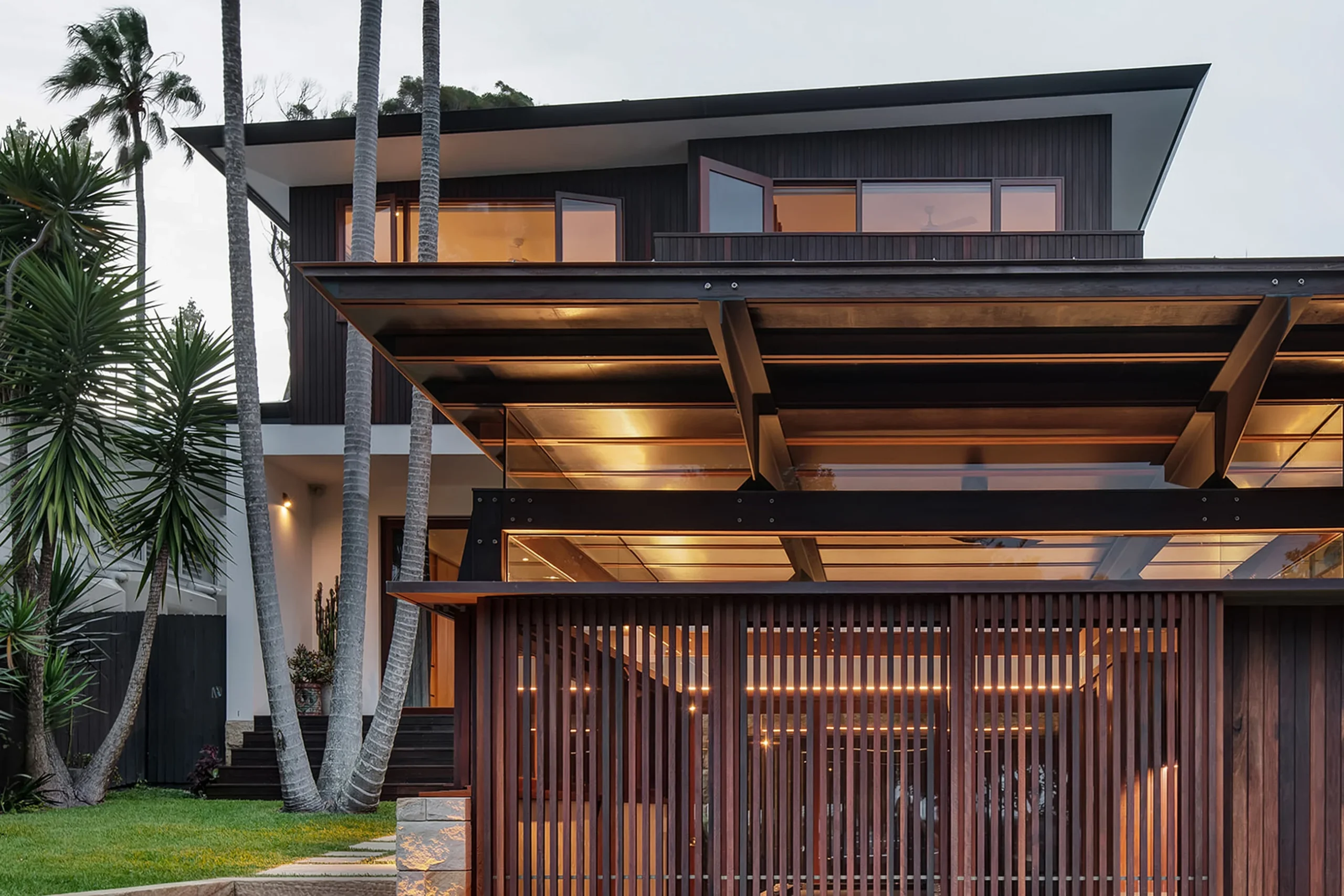 Exterior of a property in Avalon Beach, Sydney designed by Northern Rivers architects Markham Lee.