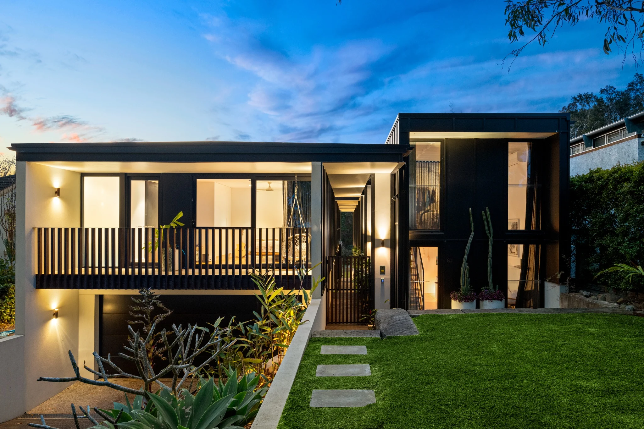 Exterior of a property in Palm Beach, Sydney designed by Avalon Beach architects Markham Lee.