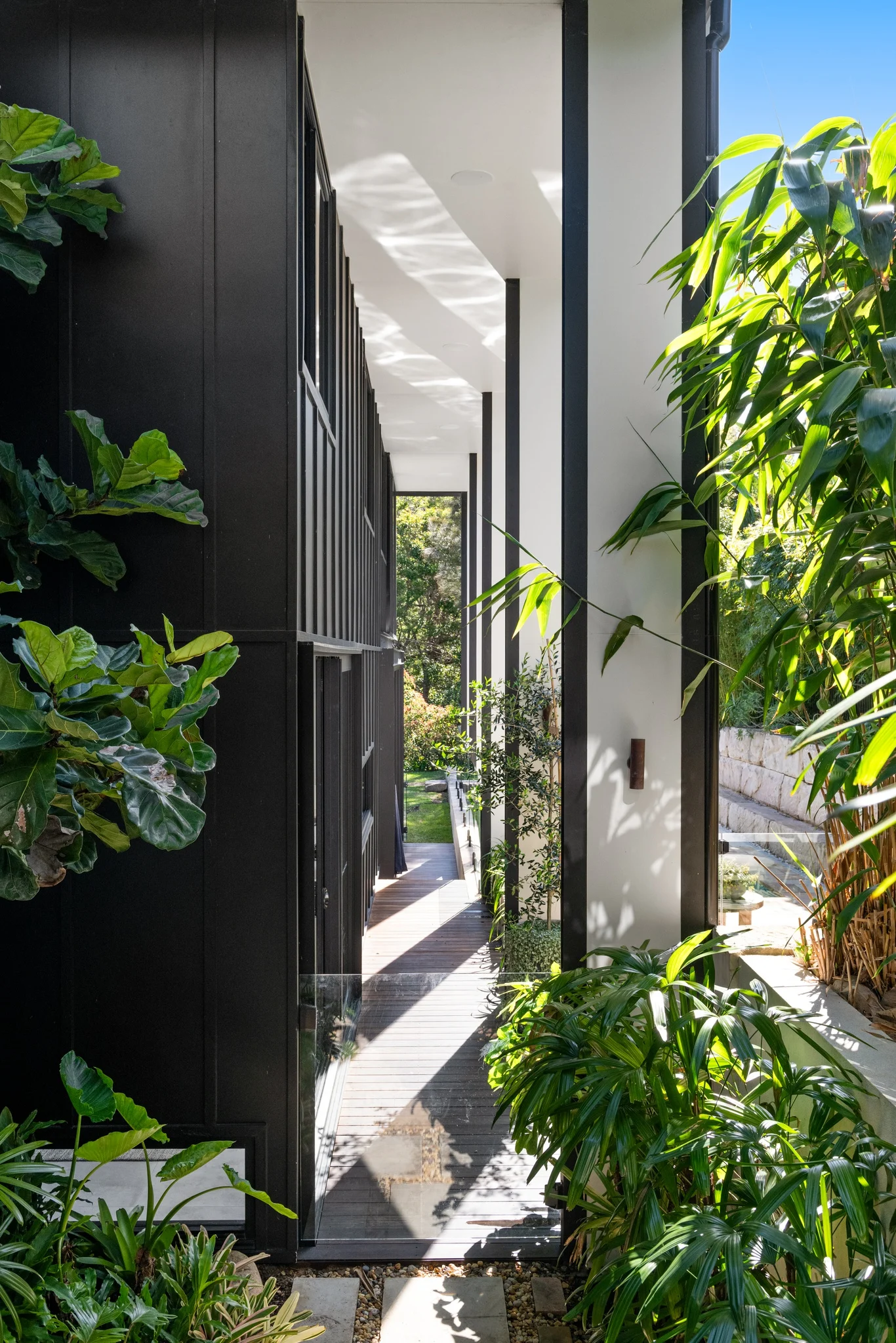 Exterior of a property in Palm Beach, Sydney designed by Avalon Beach architects Markham Lee.