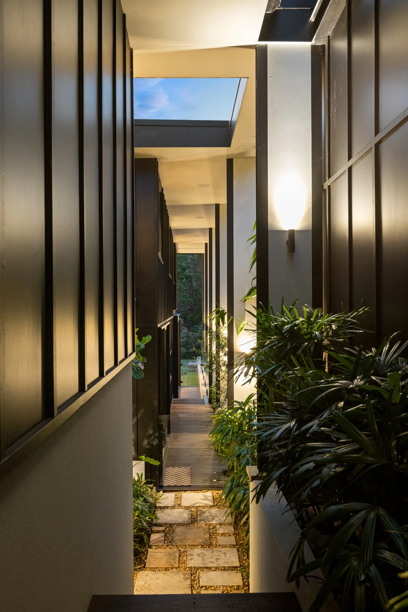 Exterior of a property in Palm Beach, Sydney designed by Avalon Beach architects Markham Lee.