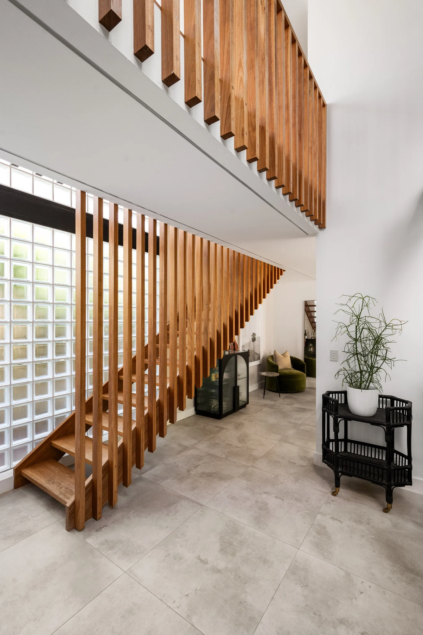 Entry way staircase of a property in Palm Beach, Sydney designed by Avalon Beach architects Markham Lee.