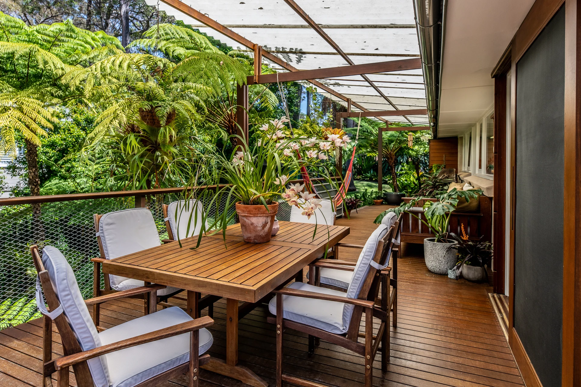 Outdoor dining area of a property in Avalon Beach, Sydney designed by Northern Beaches architects Markham Lee.