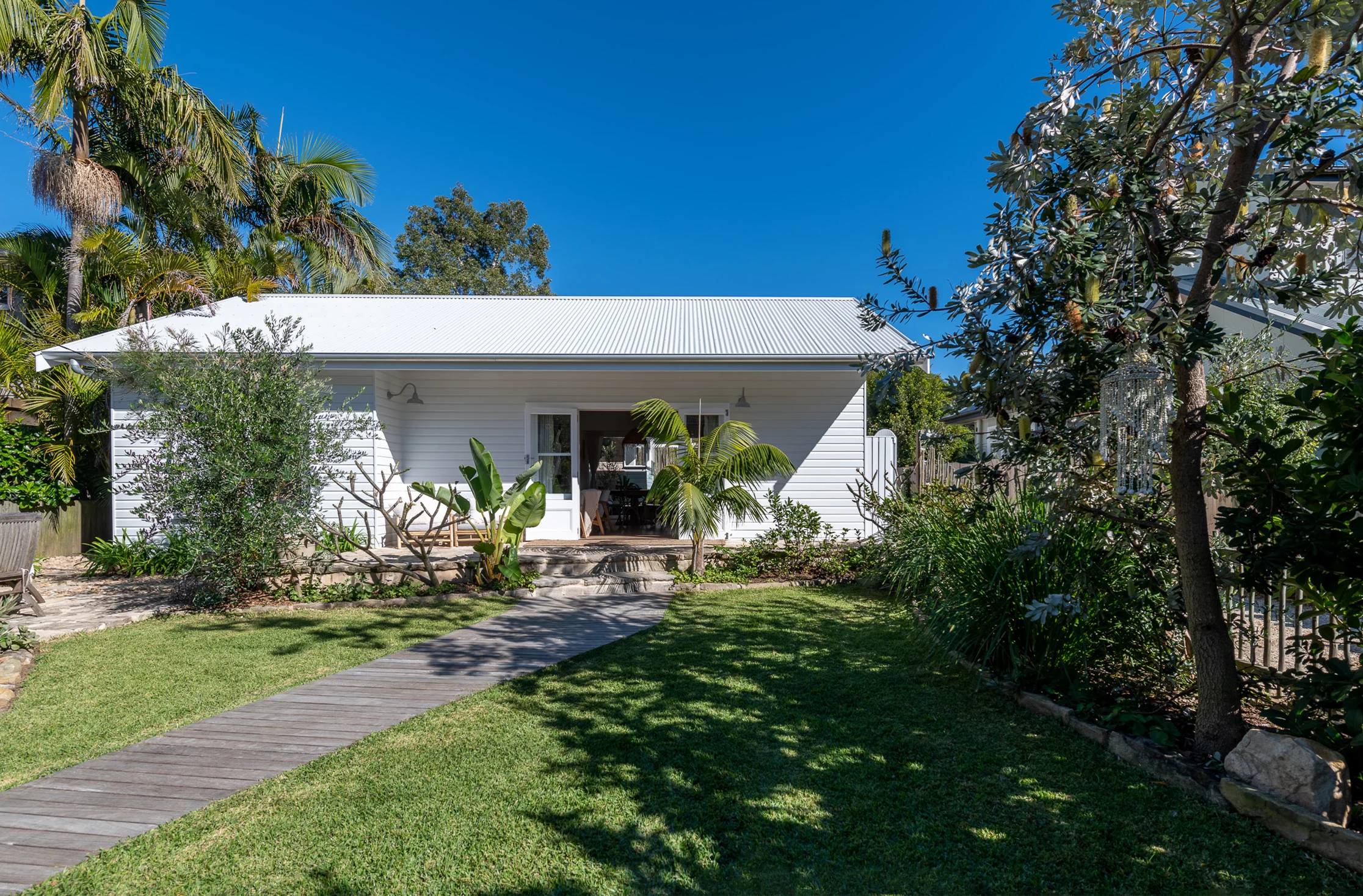 Exterior of a property in Avalon Beach, Sydney designed by Ballina architects Markham Lee.