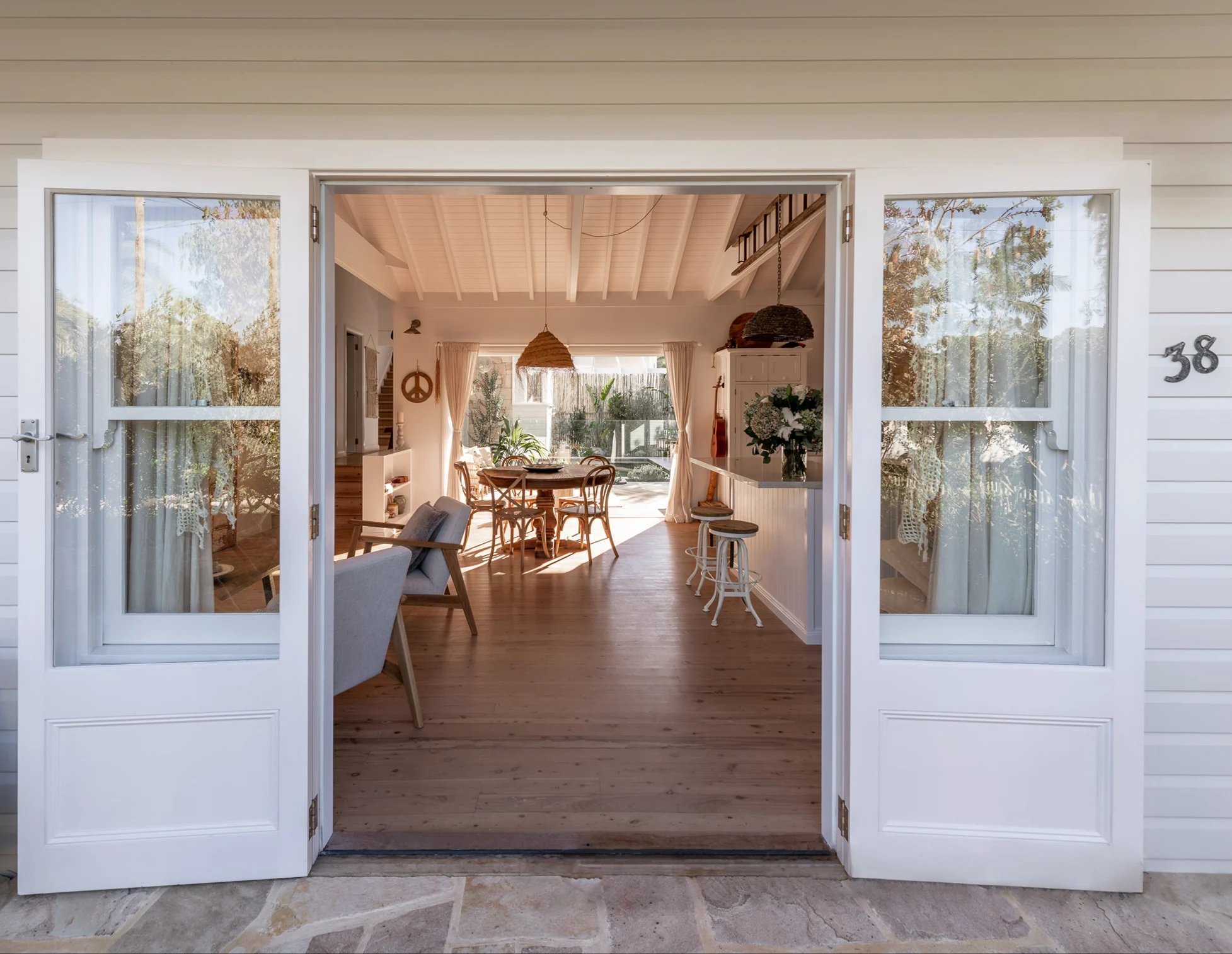 Entry door of a property in Avalon Beach, Sydney designed by Ballina architects Markham Lee.