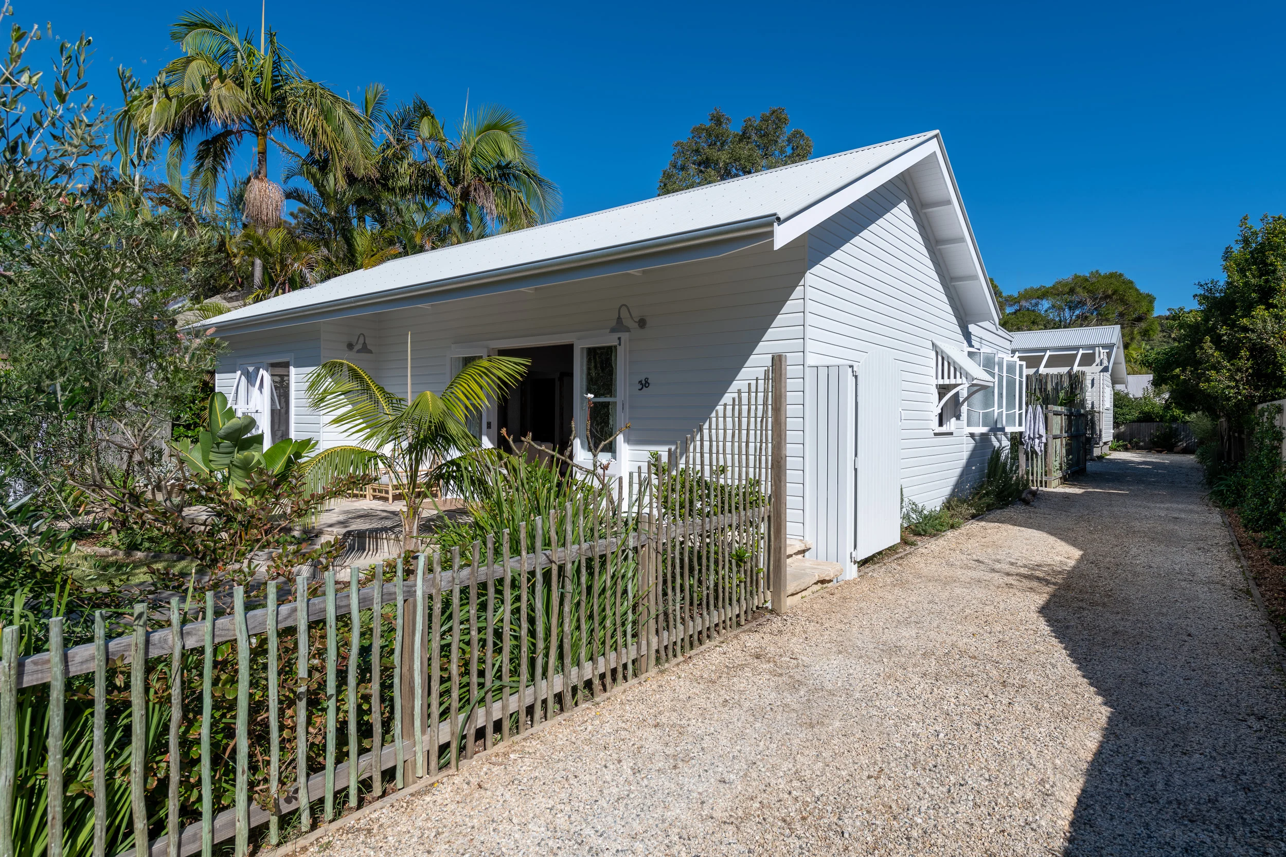 Exterior of a property in Avalon Beach, Sydney designed by Ballina architects Markham Lee.