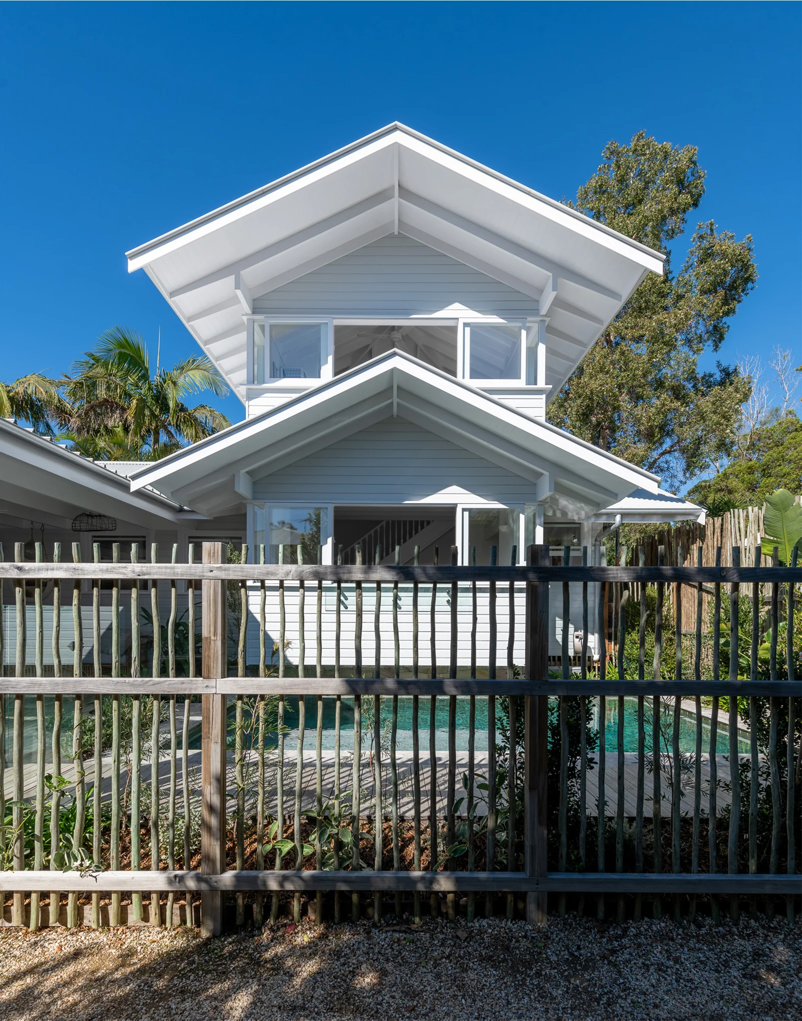 Exterior of a property in Avalon Beach, Sydney designed by Ballina architects Markham Lee.