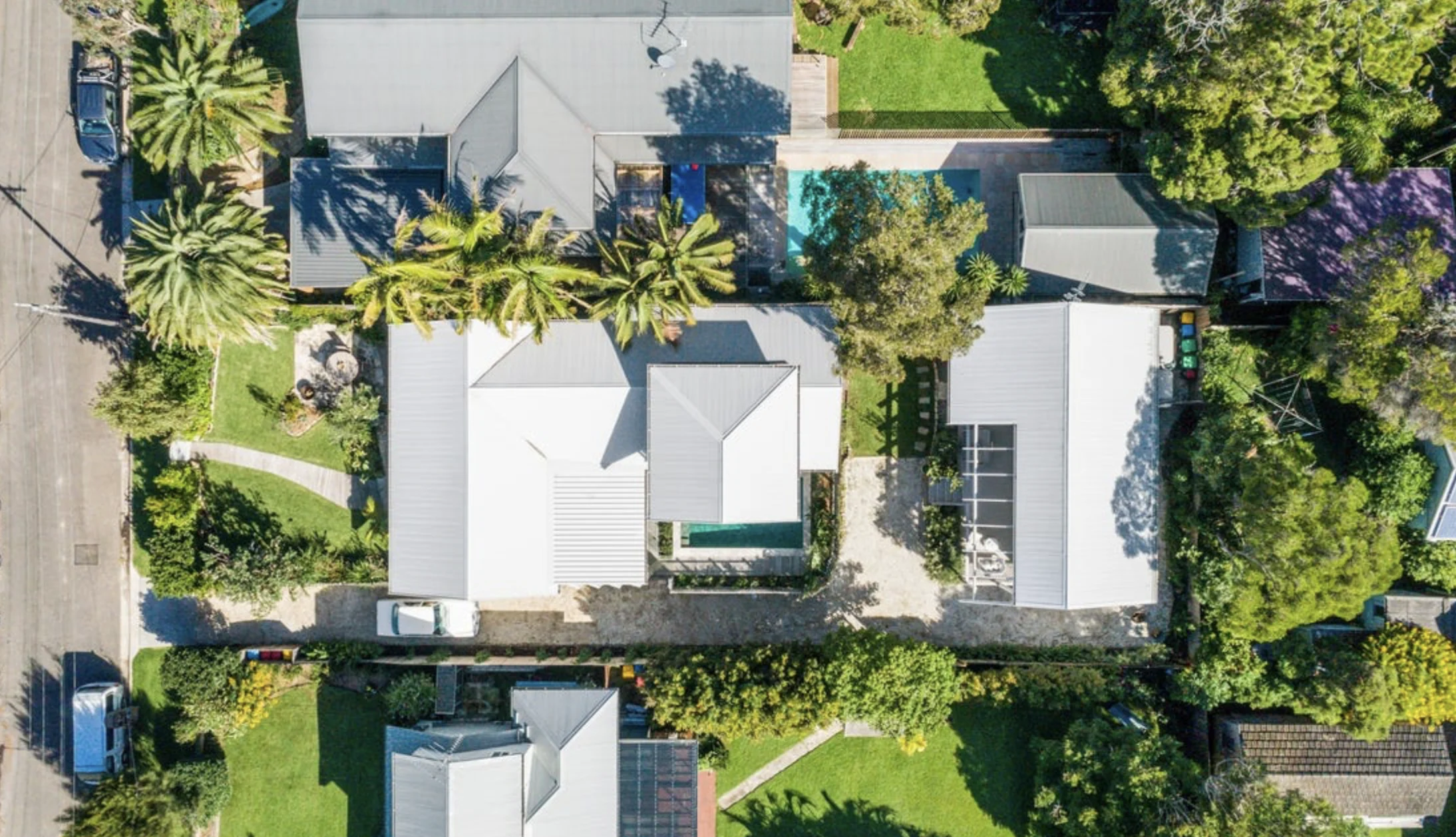 Aerial shot of a property in Avalon Beach, Sydney designed by Ballina architects Markham Lee.