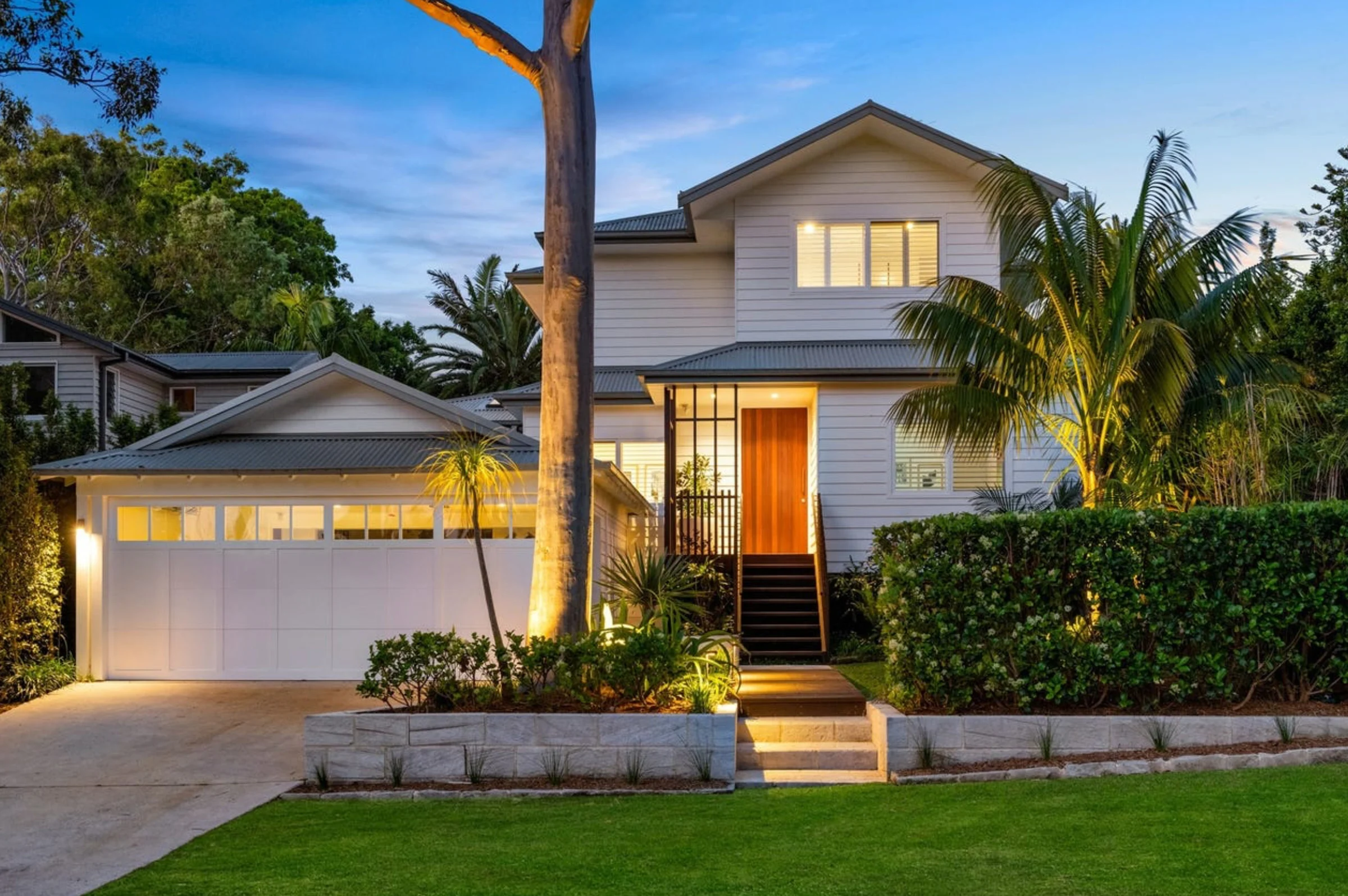 Exterior of a property in Avalon Beach, Sydney designed by Byron Bay architects Markham Lee.