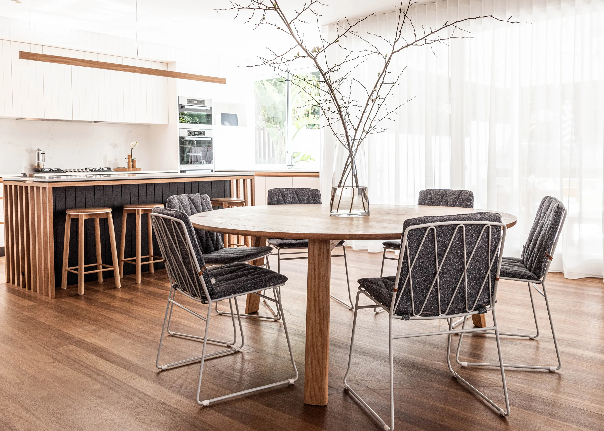 Kitchen and dining room of a property in Avalon Beach, Sydney designed by Byron Bay architects Markham Lee.