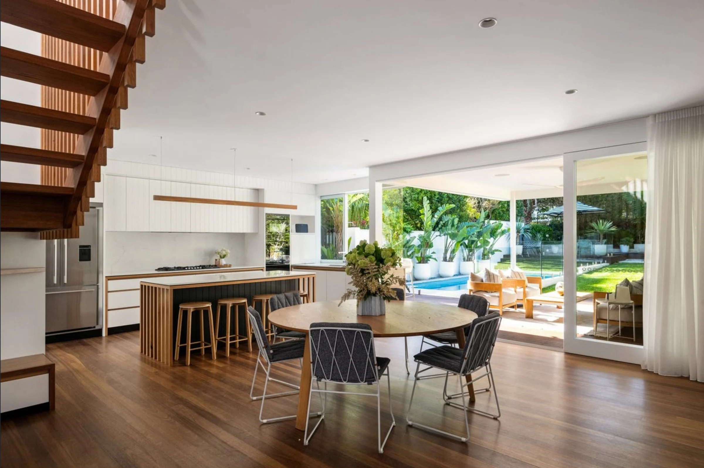 Dining room and kitchen of a property in Avalon Beach, Sydney designed by Byron Bay architects Markham Lee.