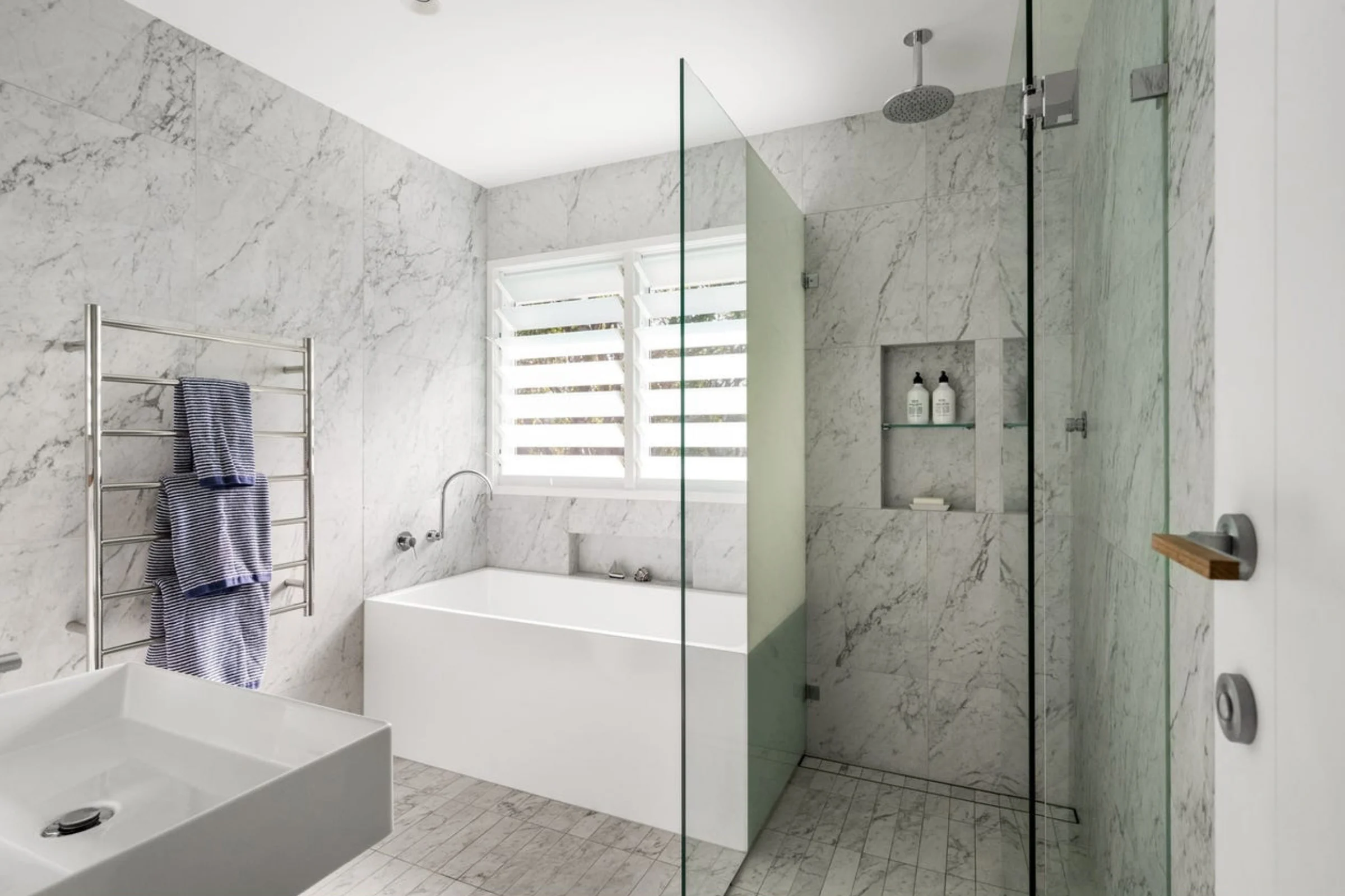 Bathroom of a property in Avalon Beach, Sydney designed by Byron Bay architects Markham Lee.
