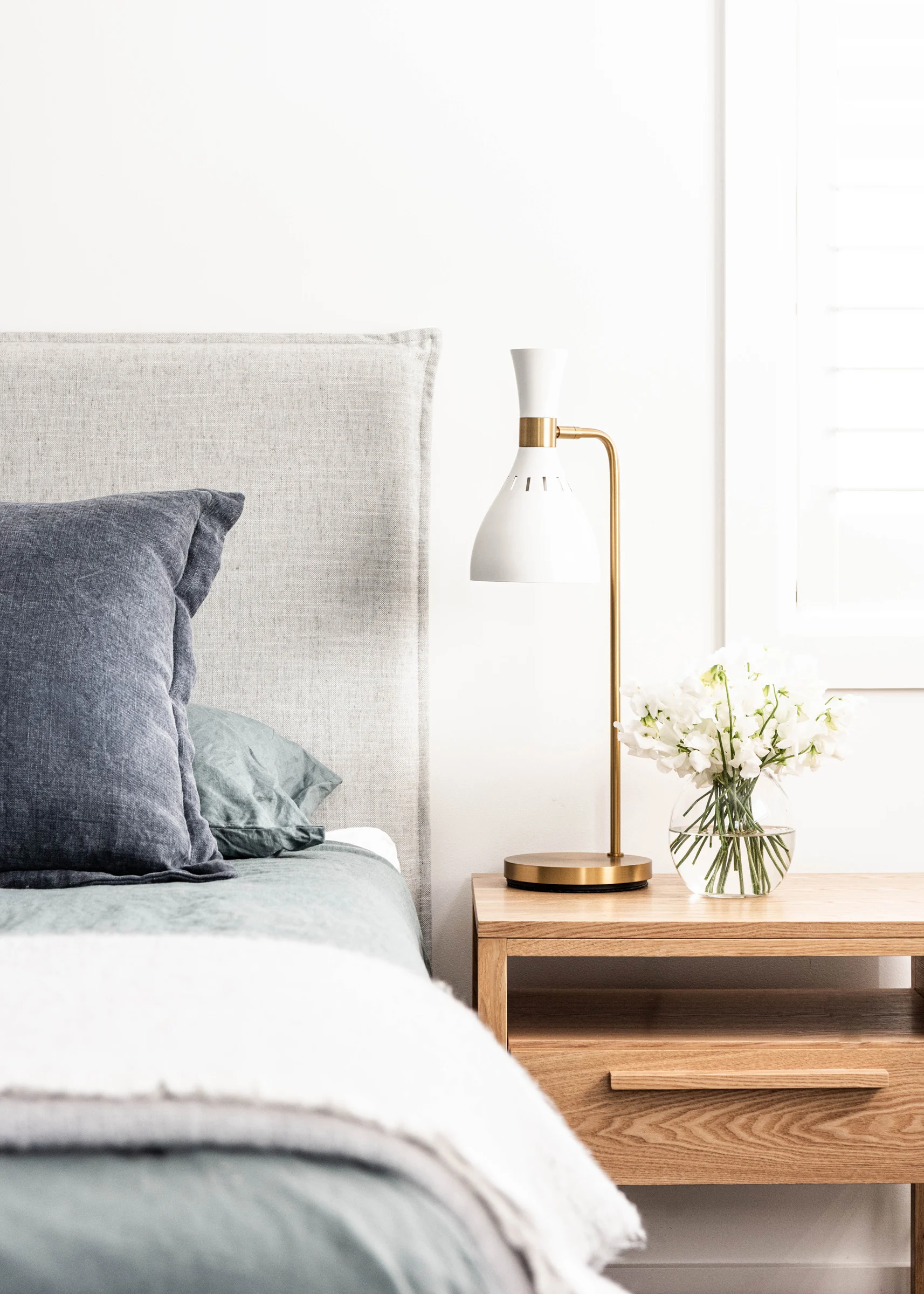 Bedroom of a property in Avalon Beach, Sydney designed by Byron Bay architects Markham Lee.