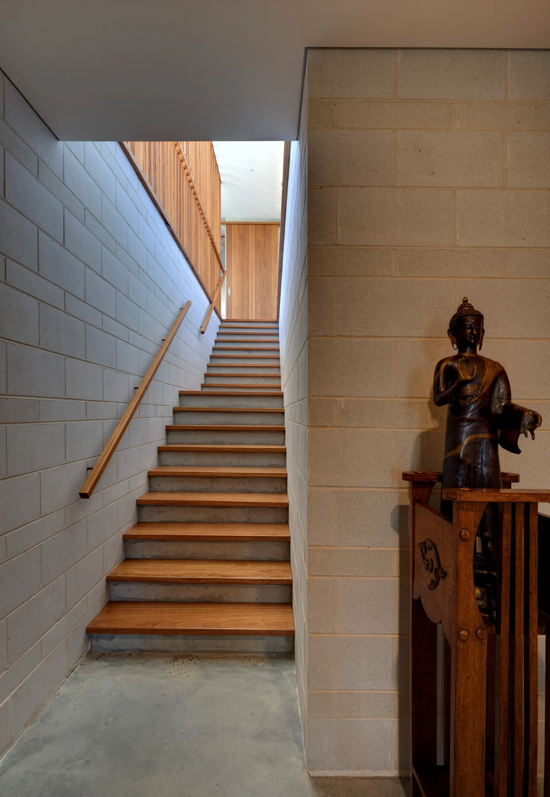 Staircase in a bushfire-proof property in Leura, Blue Mountains designed by Northern Beaches architects Markham Lee.