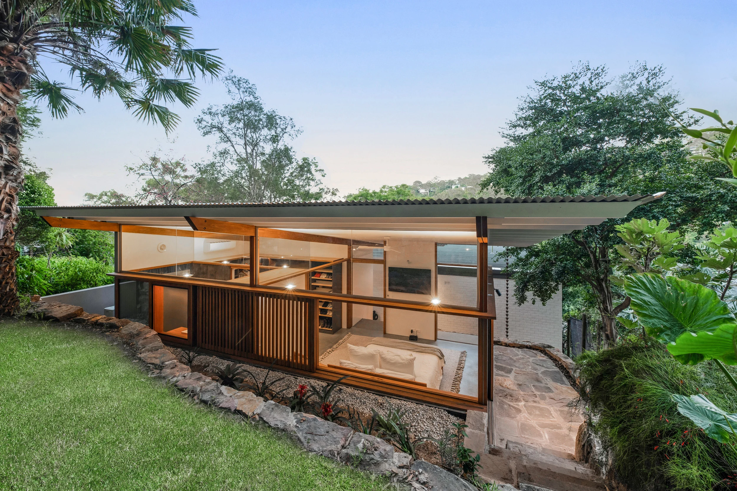 Exterior of a property in Newport, Sydney designed by Northern Rivers architects Markham Lee.