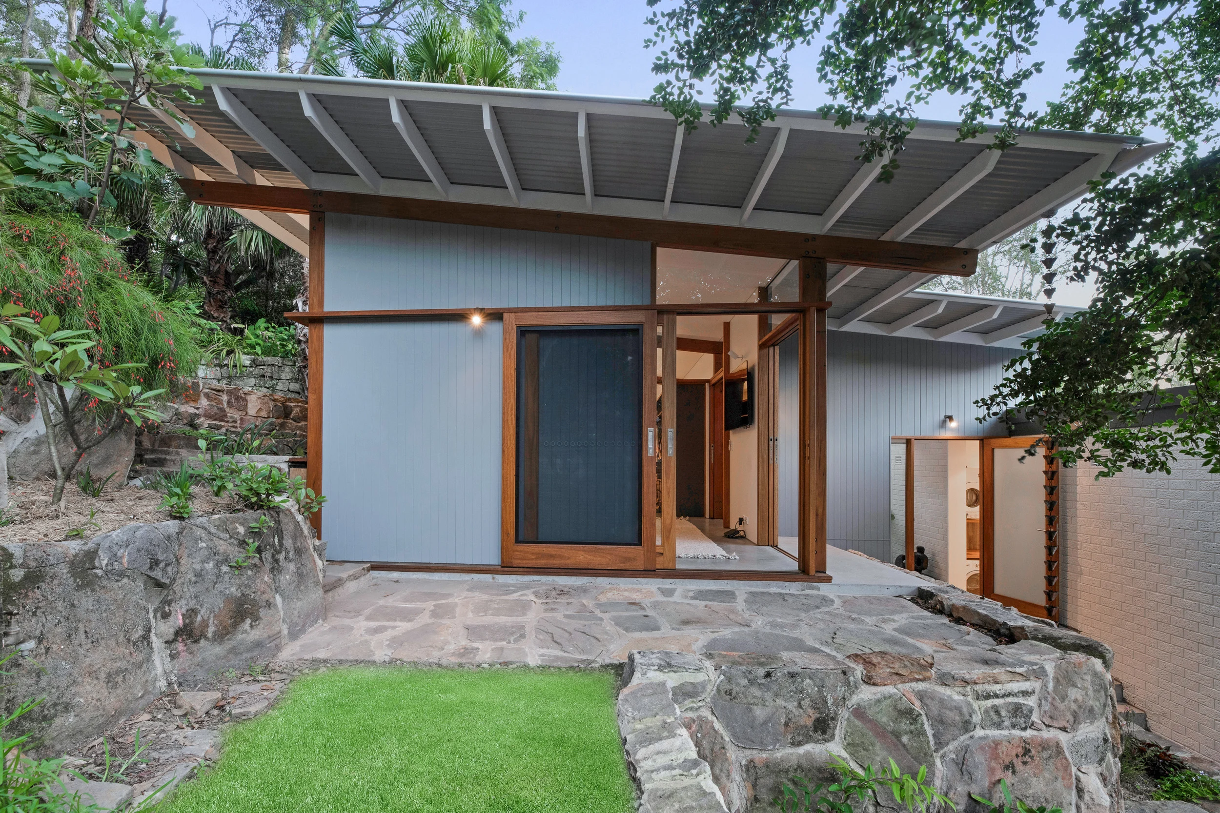 Exterior of a property in Newport, Sydney designed by Northern Rivers architects Markham Lee.