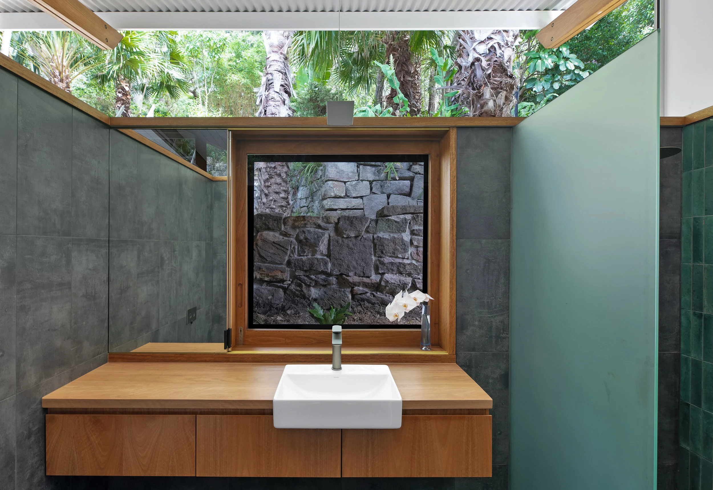 Bathroom of a property in Newport, Sydney designed by Northern Rivers architects Markham Lee.
