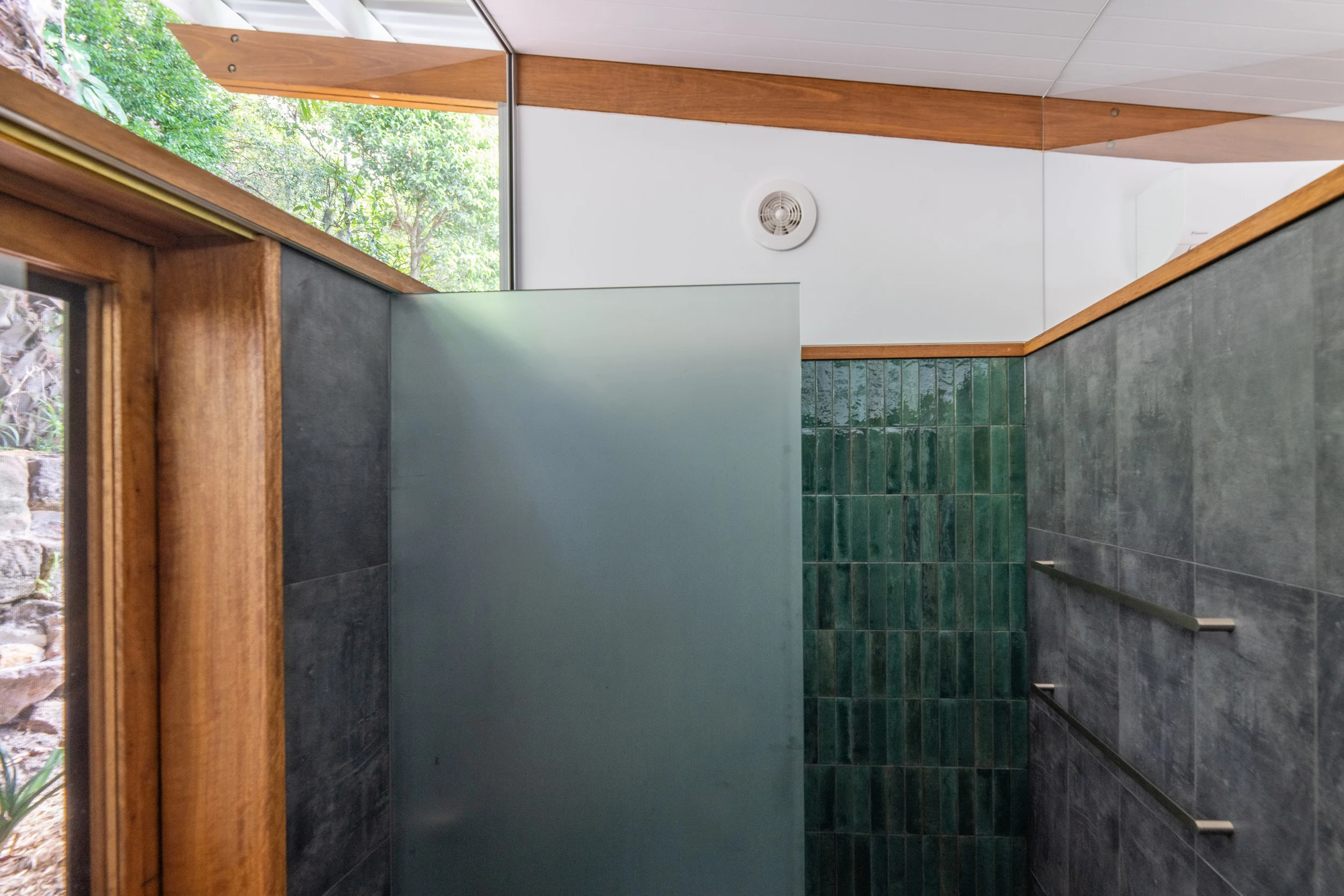 Bathroom of a property in Newport, Sydney designed by Northern Rivers architects Markham Lee.