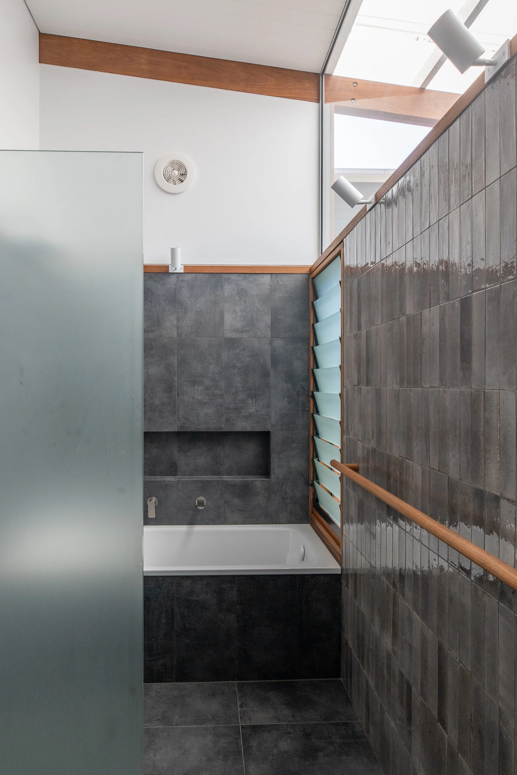 Bathroom of a property in Newport, Sydney designed by Northern Rivers architects Markham Lee.